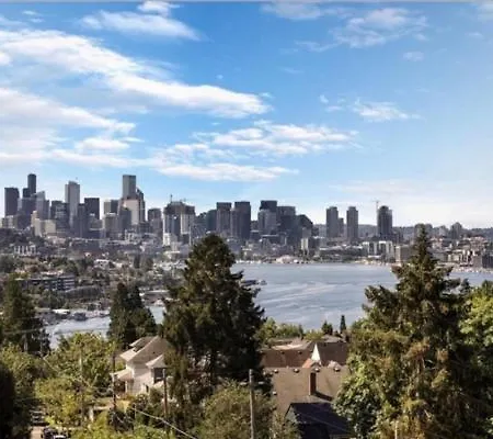 Rooftop Patio With Waterview, Private Garden & Grill 3Br 3Ba- Modern Cityscape
